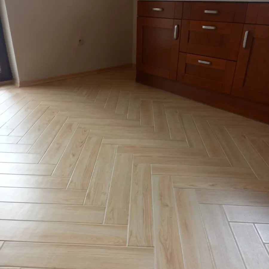 Gotowa jasna podłoga ułożona w jodełkę